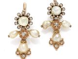 une image d'une paire de boucles d'oreilles en perles et diamants