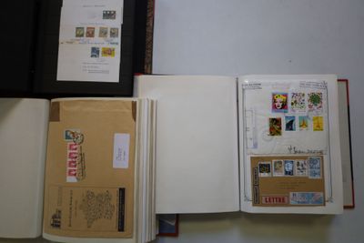 un livre ouvert, orné de timbres, posé sur une table