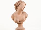 statue représentant la tête d'une femme posée sur un socle, sur fond blanc