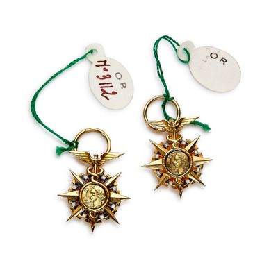 paire de breloques « soleil et lune » dorées, montées sur un cordon vert