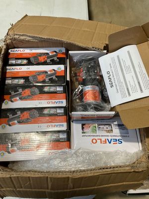une boîte en carton remplie de nombreuses sortes de piles