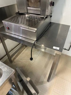 une photo d'un four à pizza professionnel dans une cuisine professionnelle