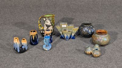 beaucoup de vases posés par terre