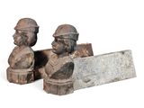 paire de statues en bois représentant deux hommes tenant une scie, sur fond blanc