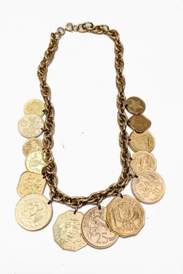 collier composé de pièces de monnaie montées sur une chaîne, sur un fond blanc