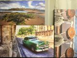 des photos de voitures anciennes accrochées au mur