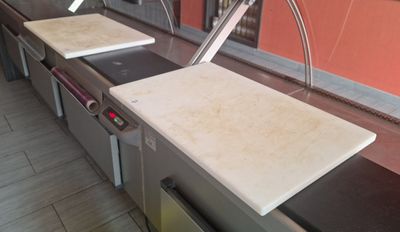 deux planches à découper posées sur le plan de travail de la cuisine
