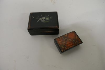 une petite boîte en bois ornée d'un motif tartan