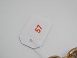 une chaîne en or avec un pendentif sur lequel est inscrit « 55 »
