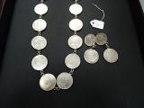Ensemble composé d'un collier et de boucles d'oreilles en argent, présenté dans un coffret noir