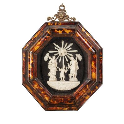 TABLE DE CHEVET EN IVOIRE DANS UN CADRE EN ÉCAILLE, TRAPANI,… - Photo 1