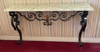 une table avec un plateau en marbre et un piètement en métal