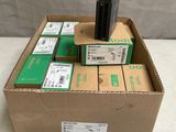 une photo montrant une pile de cartons contenant du matériel électronique posée sur une table