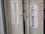 une pile de tuyaux en acier entreposée dans un entrepôt
