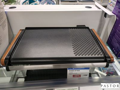 un barbecue exposé dans un magasin, muni d'une étiquette de prix