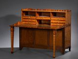 un vieux bureau en bois avec des tiroirs et des tiroirs sur le dessus
