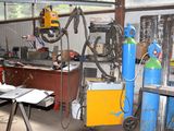 une photo d'un atelier où il y a beaucoup de travail