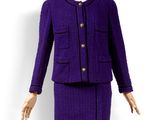 un tailleur-jupe violet pour femme et une veste, présentés sur un mannequin