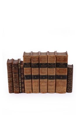 un ensemble de cinq livres superposés