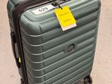 un bagage posé sur le sol