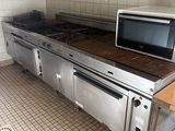 un micro-ondes posé sur une cuisinière dans une cuisine