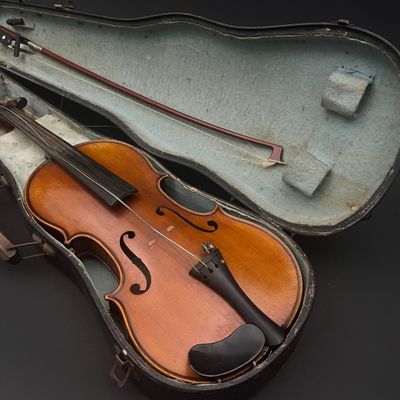un violon posé dans son étui sur une table