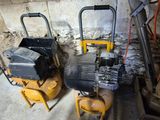 deux compresseurs d'air situés au sous-sol d'un immeuble