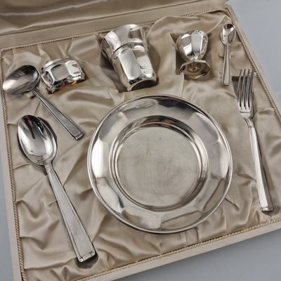 un service en argent et un ensemble de couverts en argent dans un coffret