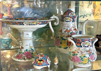 trois vases et un bol exposés dans une vitrine