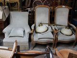 trois chaises assises l'une à côté de l'autre dans une pièce