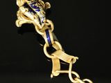 une broche dorée et bleue ornée d'un dragon
