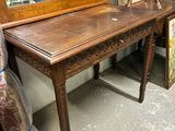 une table en bois sur laquelle se trouve un miroir