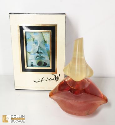 une photo d'un flacon de parfum avec une image en arrière-plan