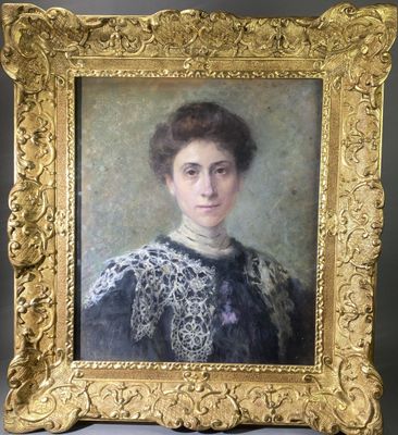 un tableau représentant une femme en robe noire, dans un cadre doré