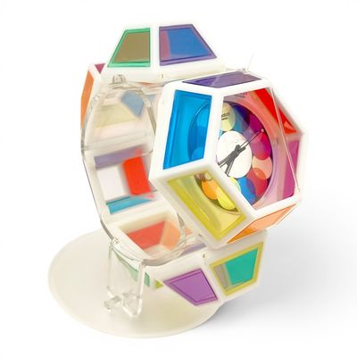 une horloge en forme de cube posée sur un socle