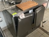 une cuisine équipée d'un évier et d'un lave-vaisselle