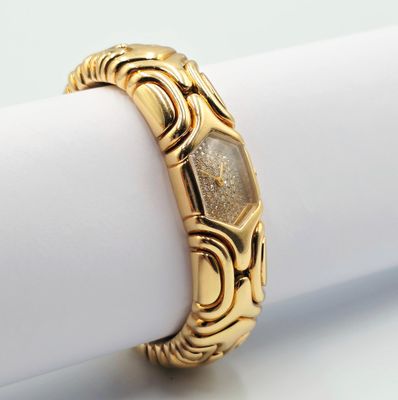 une photo d'une bague plaquée or posée sur une serviette