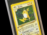 une image d'une carte Pokémon dans un étui en plastique