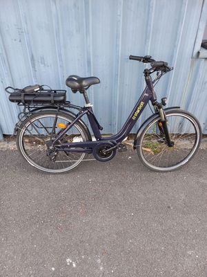 un vélo garé devant un mur bleu