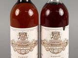 deux bouteilles de vin posées l'une à côté de l'autre sur une table