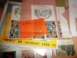 une pile de vieux timbres posée sur une table