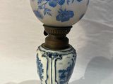 un vase bleu et blanc posé sur un socle, sur fond blanc