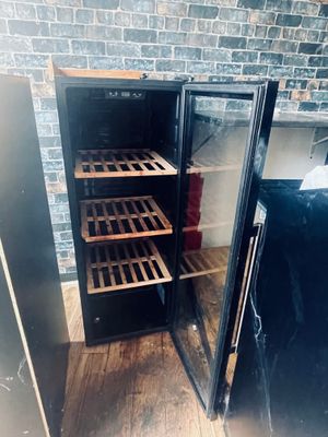 des bouteilles de vin sont conservées dans une cave à vin installée dans une cuisine