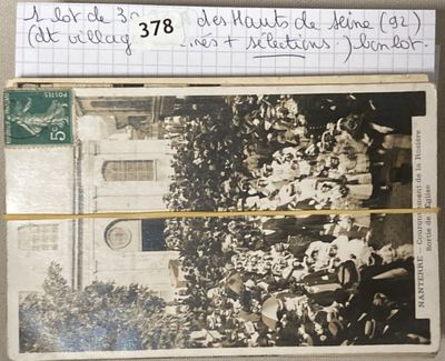 une vieille photo d'un groupe de personnes se tenant devant un bâtiment