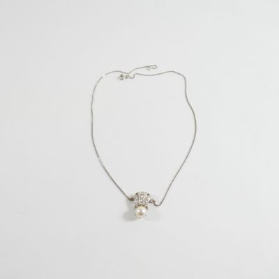 un collier de perles blanches avec une chaîne en argent sur fond blanc