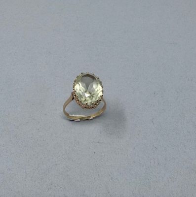 une photo d'une bague en or jaune sertie d'une topaze verte