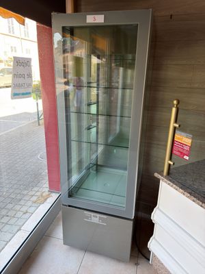 une vitrine en verre dans un coin d'un magasin