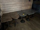 trois tables et un banc dans un coin de la pièce