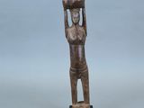 une image représentant une statue de femme tenant un panier sur la tête