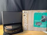une boîte sur laquelle est posé un ordinateur portable, posée sur une table
